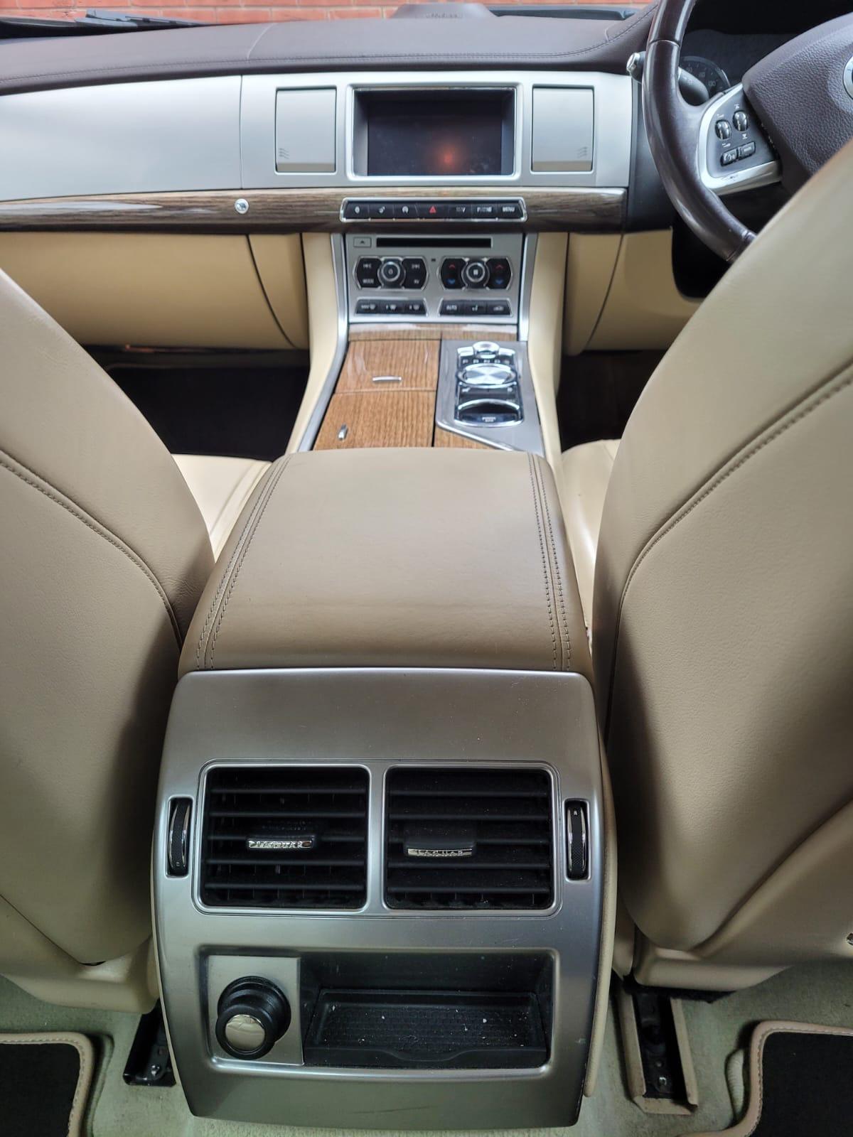 Jaguar XF 2.2d Premium Luxury Saloon 4dr Diesel Auto Euro 5 (s/s) (200 ps)