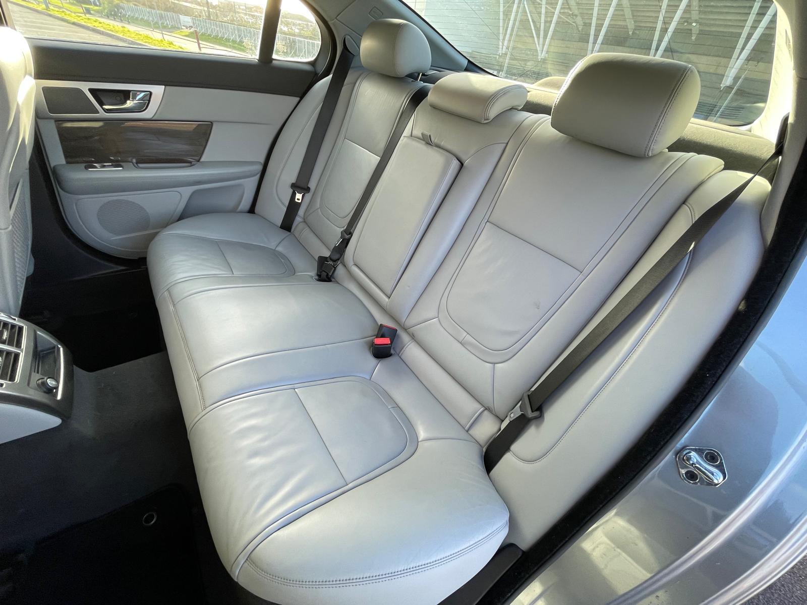 Jaguar XF 2.2d Premium Luxury Saloon 4dr Diesel Auto Euro 5 (s/s) (200 ps)