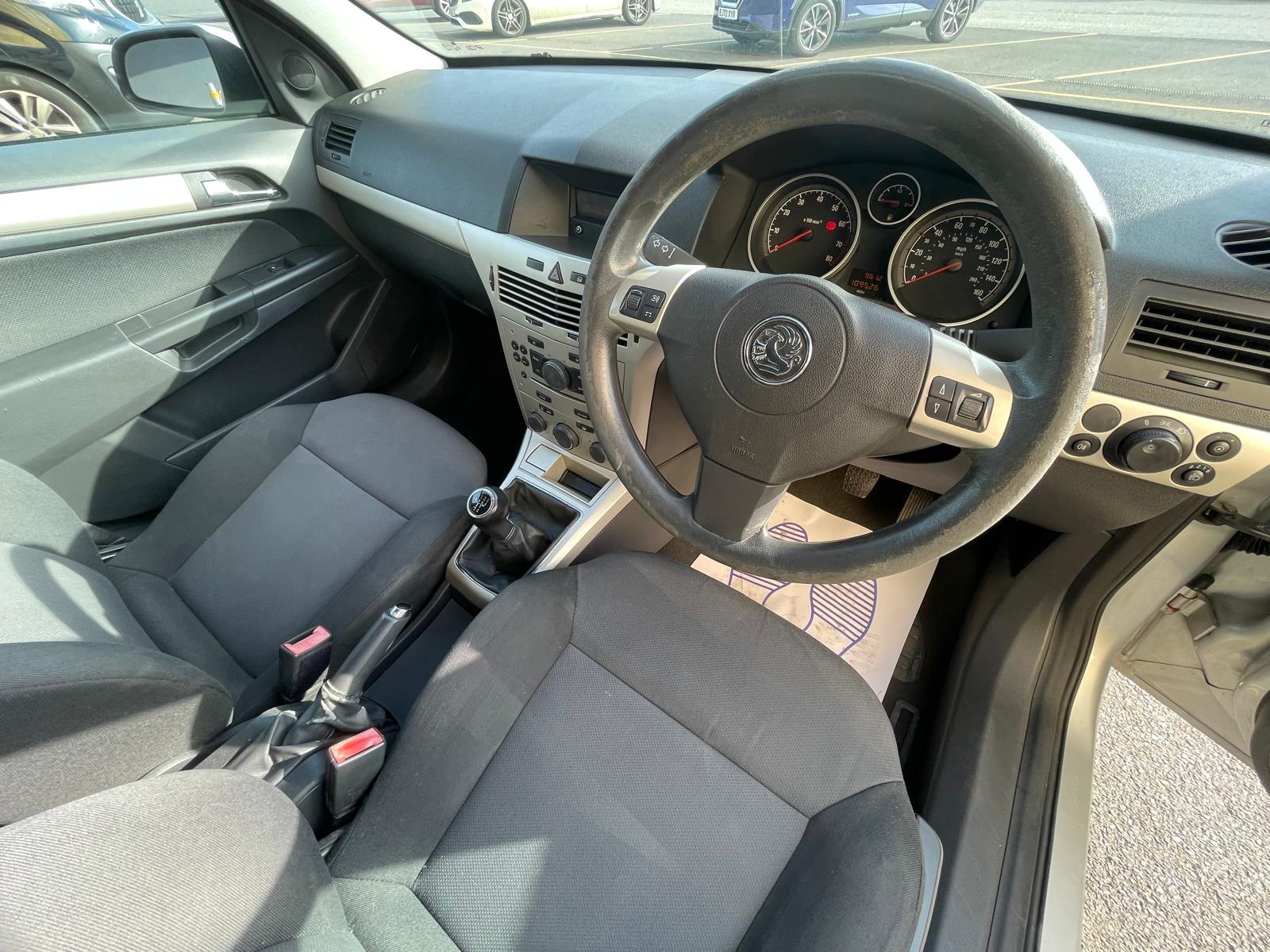 Vauxhall Astra 1.6i 16v Club Hatchback 5dr Petrol Manual (155 g/km, 113 bhp)