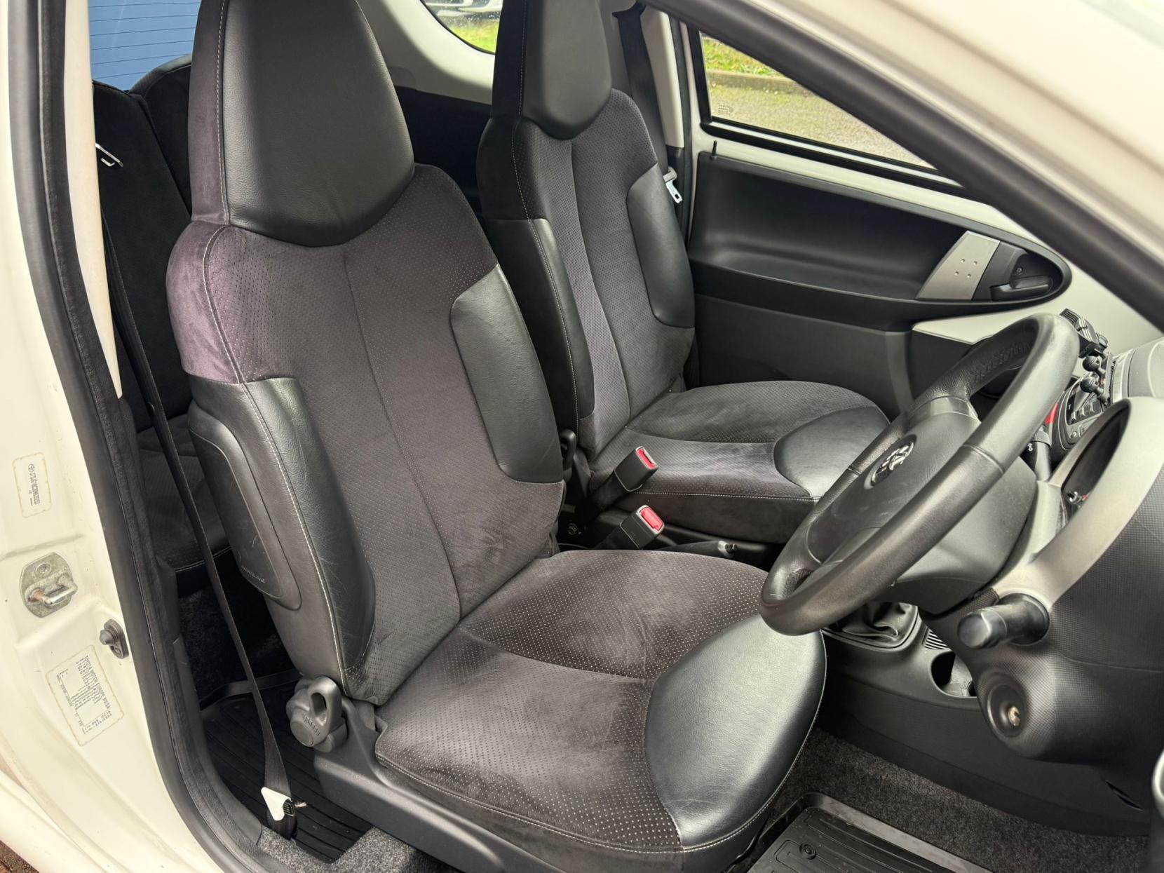 Toyota AYGO 1.0 VVT-i Ice Hatchback 3dr Petrol Manual Euro 5 (67 ps)