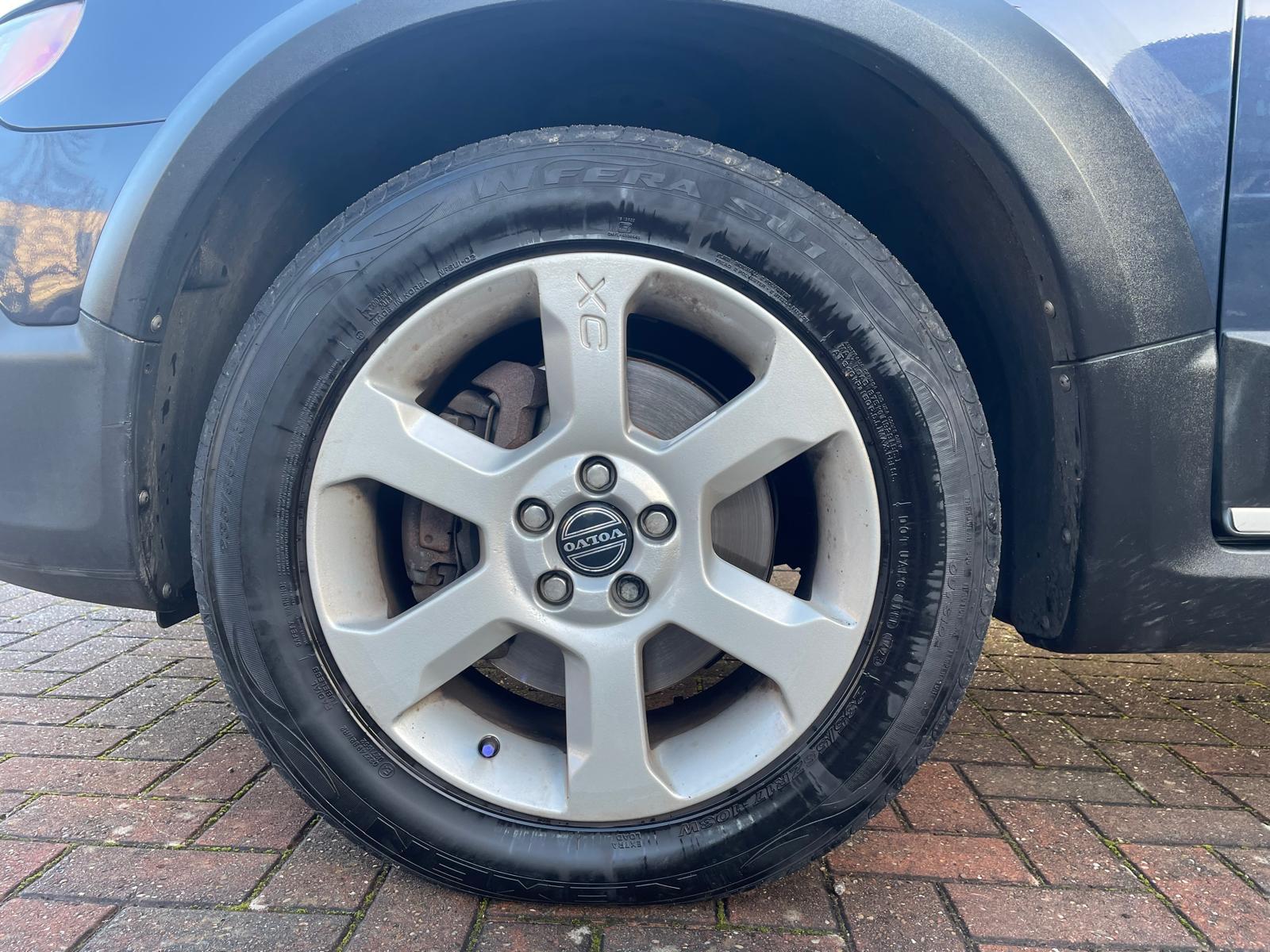 Volvo XC70 2.4 D5 SE Estate 5dr Diesel Geartronic AWD Euro 5 (205 ps)