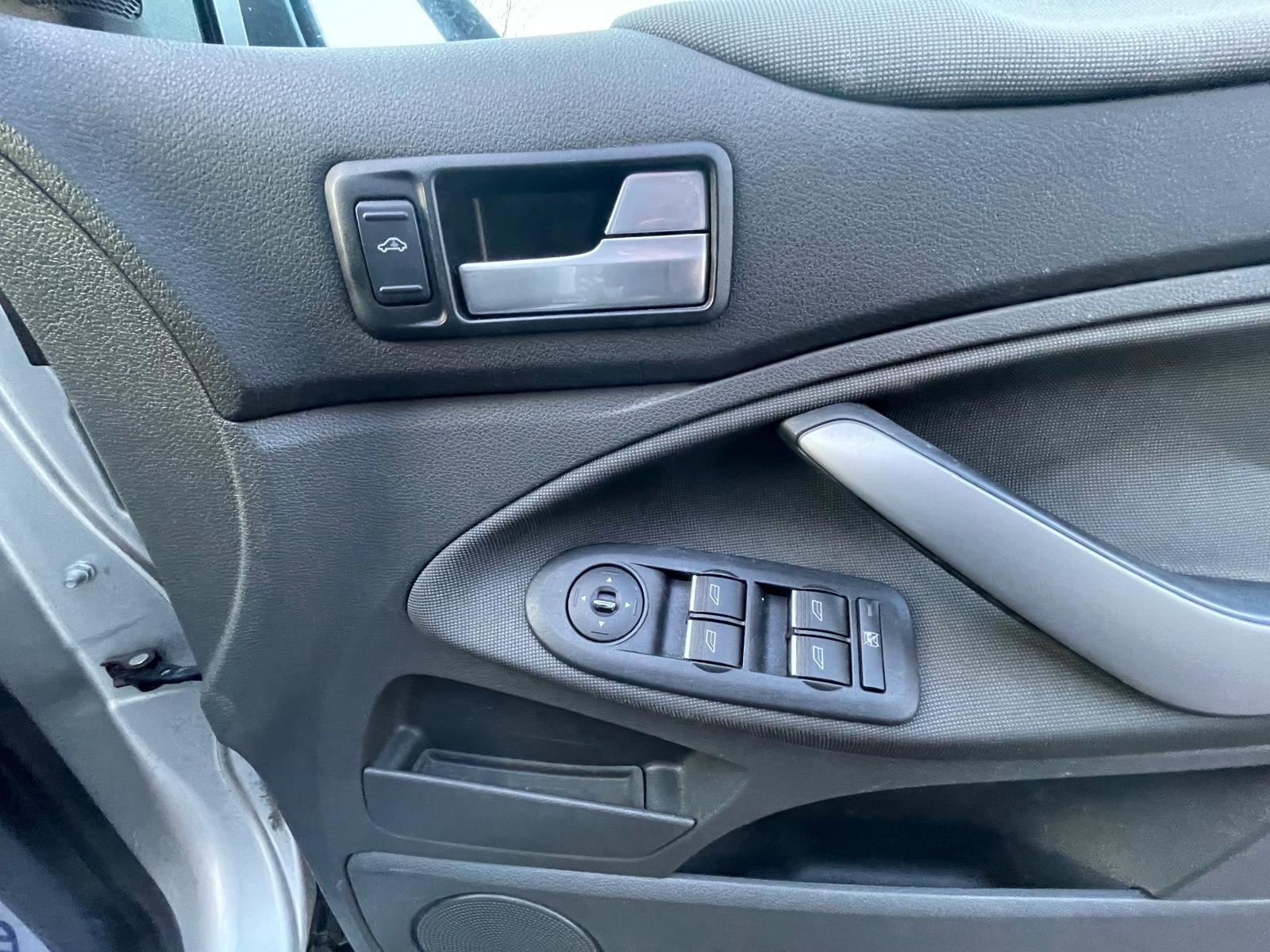 Ford Kuga 2.0 TDCi Zetec SUV 5dr Diesel Manual 2WD Euro 5 (140 ps)