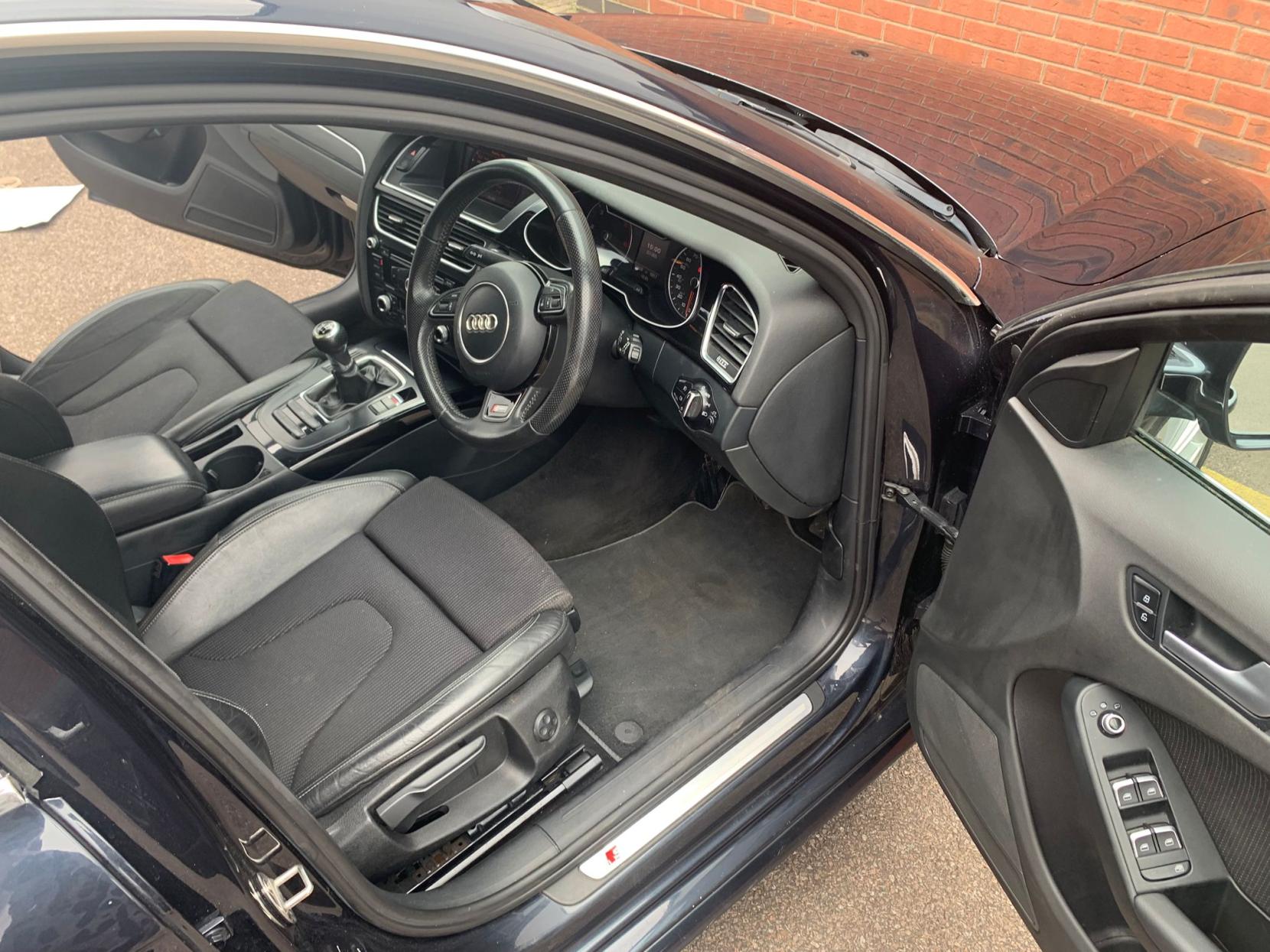 Audi A4 Avant 2.0 TDI S line Estate 5dr Diesel Manual Euro 5 (s/s) (143 ps)